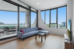 Generous 2-Bed Apartment with Great Amenities